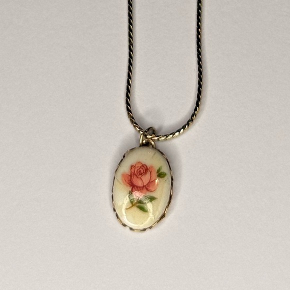 Sarah Coventry Jewelry - 1970’s Sarah Coventry | Elegant Gold Tone Necklace Vintage Rose Pendant 16”
